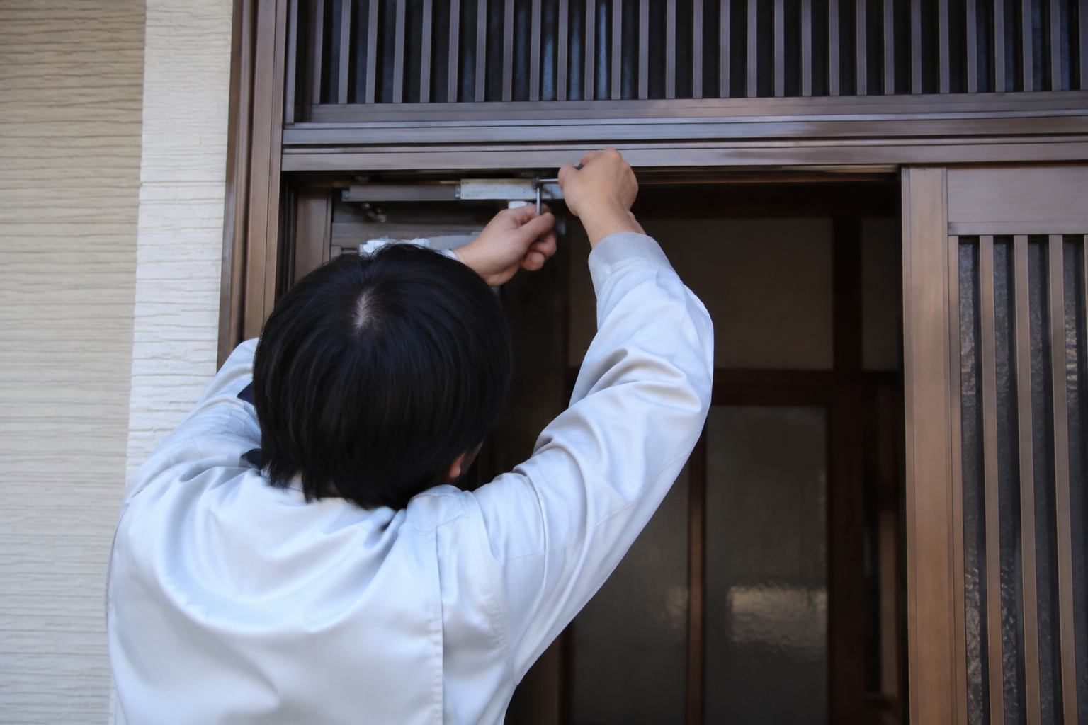 玄関や店舗の重い引き戸は落下・指詰めの危険大